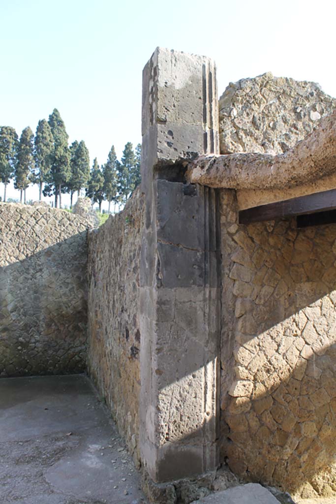 V.35 Herculaneum. March 2014. Looking east along vestibule 11 at north end of entrance corridor 13.
Foto Annette Haug, ERC Grant 681269 DÉCOR